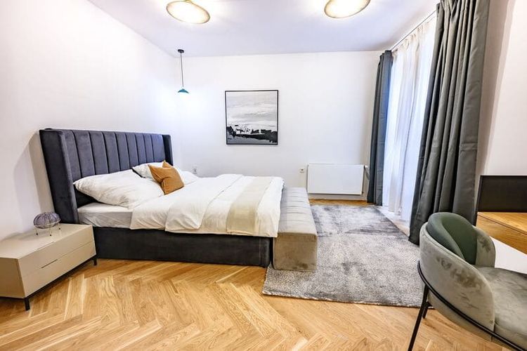 Hochwertiges Interior Design in der Schönhauser Allee 69 - Moderne Möbel und stilvolle Einrichtung im Prenzlauer Berg Apartment mit hellen Räumen und Premium-Ausstattung